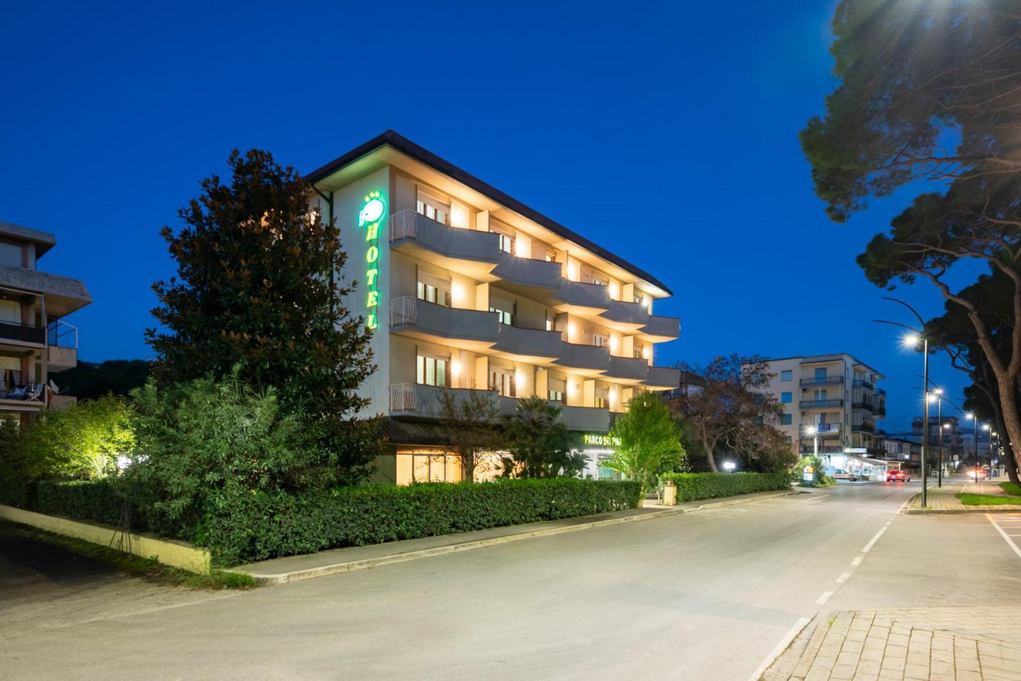 Hotel Parco Dei Pini - 100Mt Dal Mare Follonica Exterior photo